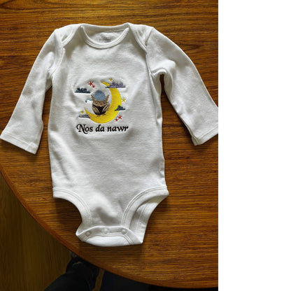 BRO-058 Long sleeved babygrow embroidered owl on moon with Welsh words "Nos da nawr"